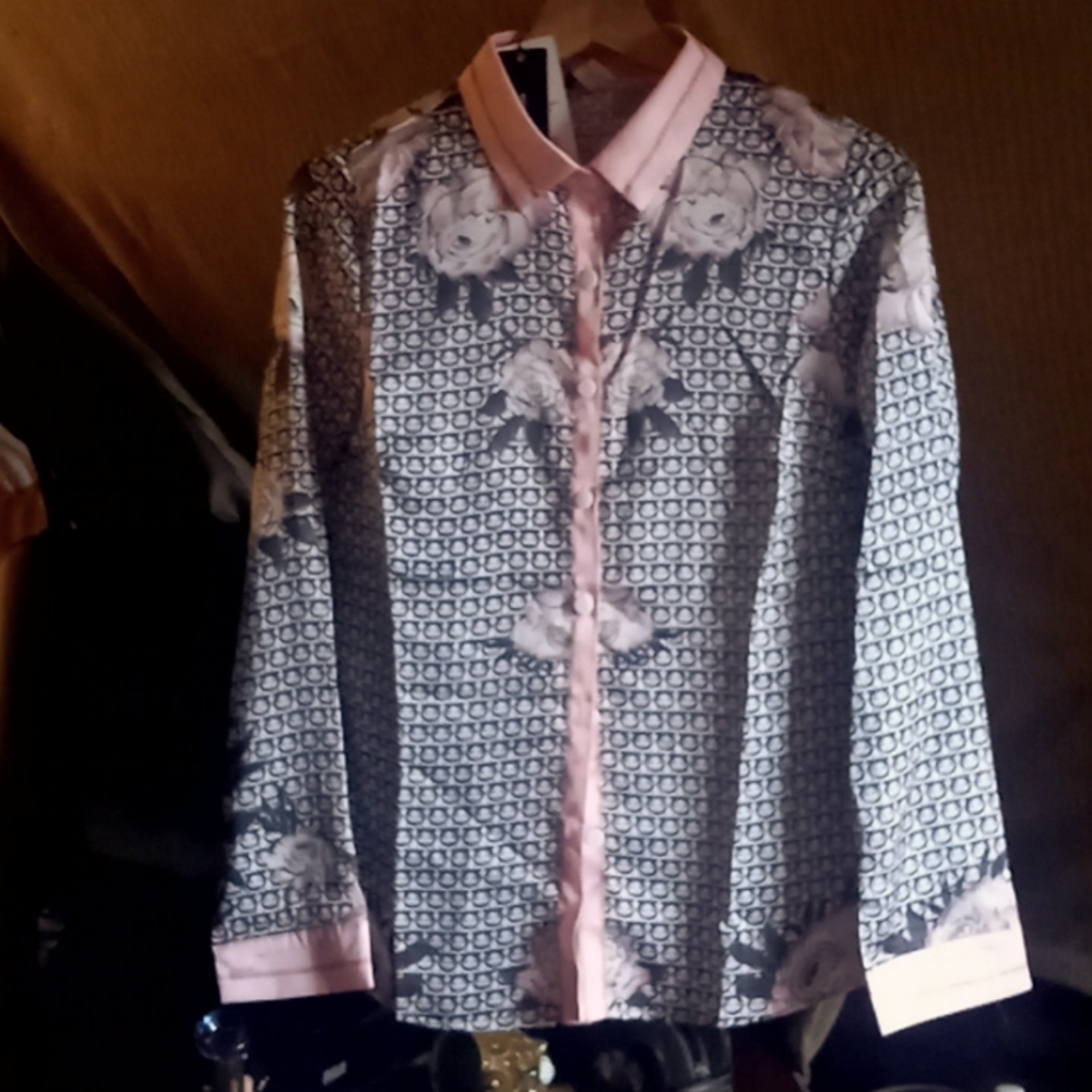 New with tags inbox LAI Meng Button front fastening floral shirt.Size M